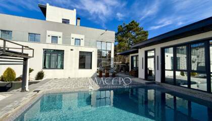 Дом, 538 м², 3 эт.